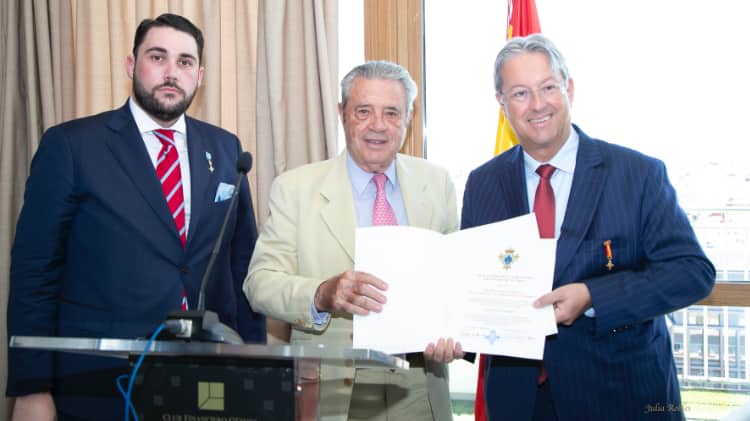 El embajador Biever (derecha) con el Duque de Sevilla y el consejero de Relaciones Institucionales, Alfredo Leonard./ Foto: Cuerpo de la Nobleza de Asturias