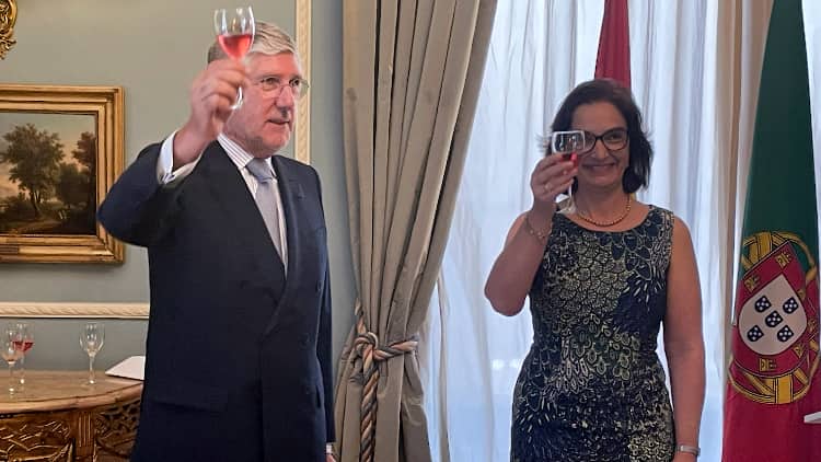 El embajador y la ministra brindan por el Día de Portugal./ Fotos: TD