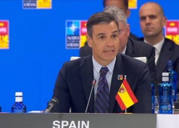 Sánchez, at the NATO summit, with the Spanish flag upside down.