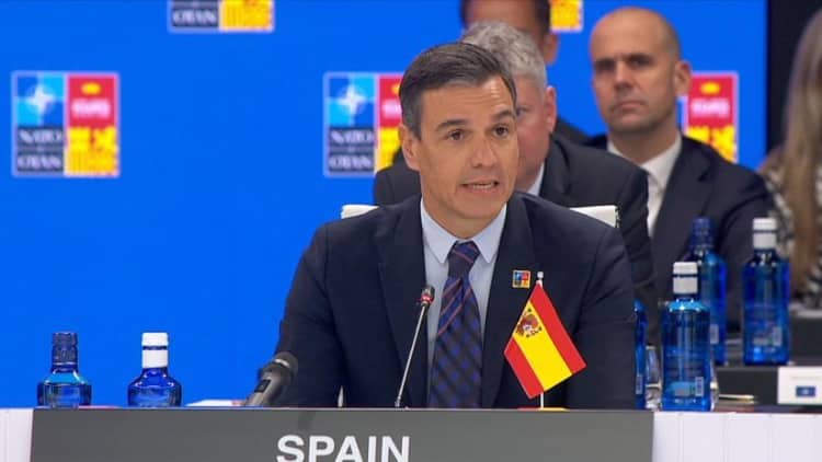 Sánchez, en la cumbre de la OTAN, con la bandera española al revés.