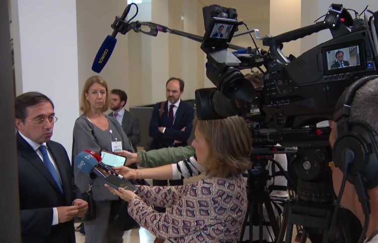 Albares addresses the media at the end of the Council. / Photo: EU