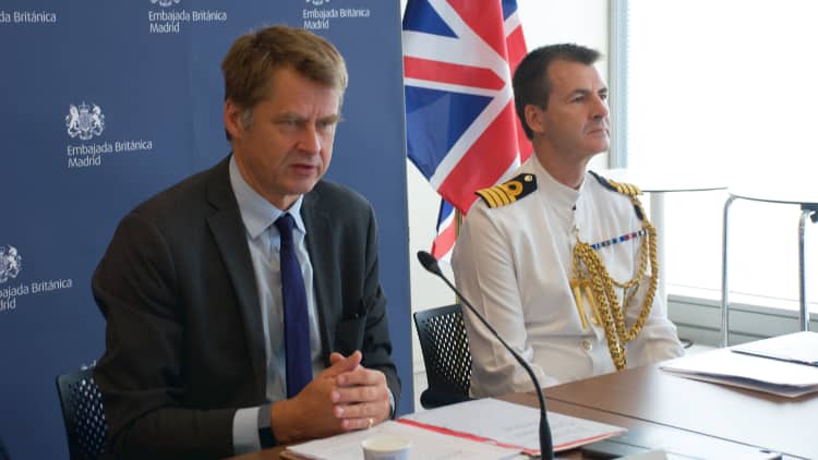 El embajador Hugh Elliott y el agregado de Defensa, el capitán de Navío Ian Bruce Clarke, durante la sesión informativa./ Foto: AR