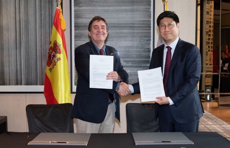 García Montero y Woo-seung Kim tras la firma del acuerdo. / Foto: Daekyo
