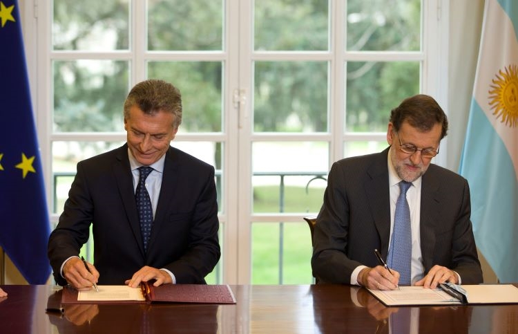 Macri y Rajoy durante la firma de acuerdos en Madrid. / Foto: Pool Moncloa/ Diego Crespo