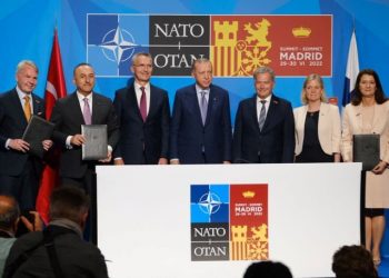 Stoltenberg posa con los líderes y los ministros de Exteriores tras el acuerdo. / Foto: OTAN