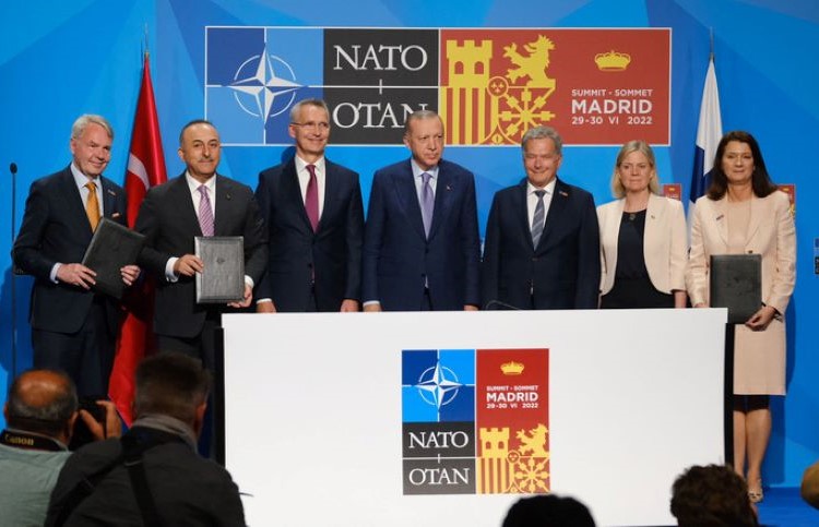 Stoltenberg poses with leaders and foreign ministers after the agreement. / Photo: NATO