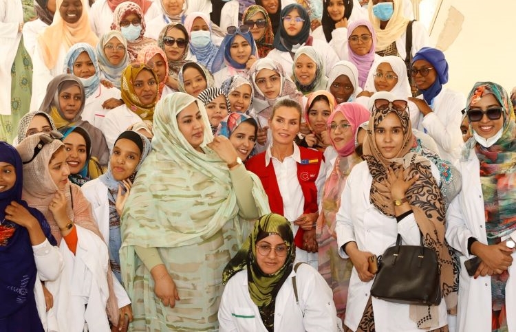La Reina junto a un grupo de estudiantes de la Facultad de Medicina. / Foto: Casa Real
