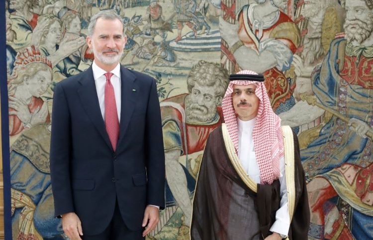 El Rey junto al ministro de Exteriores saudí. / Foto: Casa Real