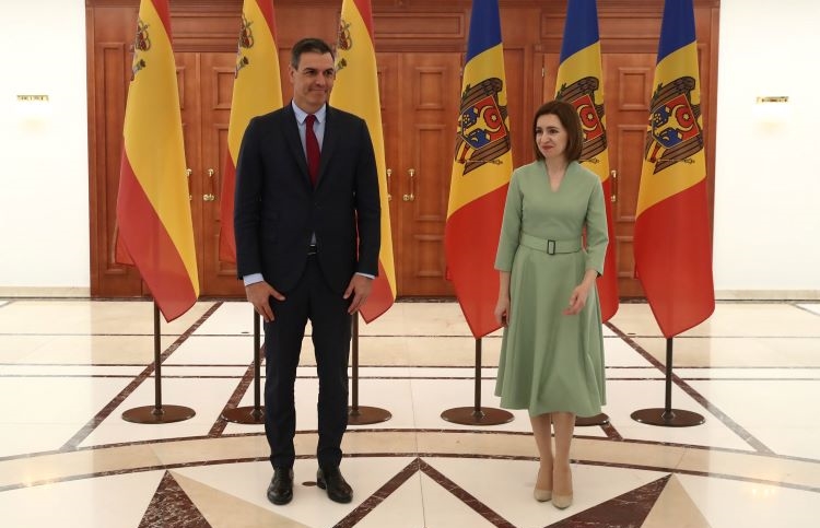 Pedro Sánchez con la presidenta de Moldavia, Maia Sandu, durante su visita en junio. / Foto: Pool Moncloa/Fernando Calvo