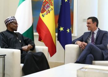 El presidente del Gobierno, Pedro Sánchez, conversa con Muhammadu Buhari. en La Moncloa / Foto: Pool Moncloa/Fernando Calvo