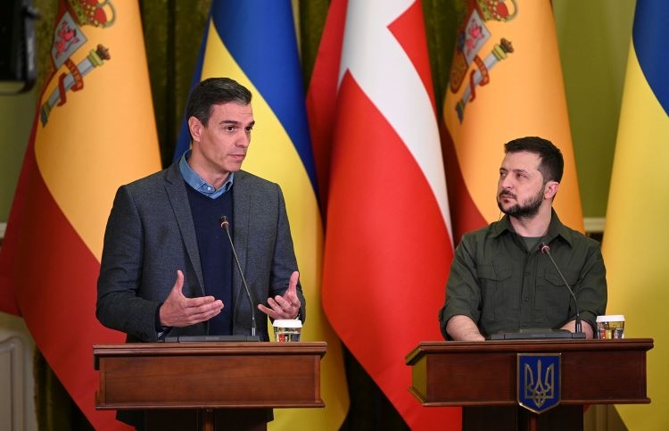 Sánchez with Zelenski, during his visit to Kiev on 21 April