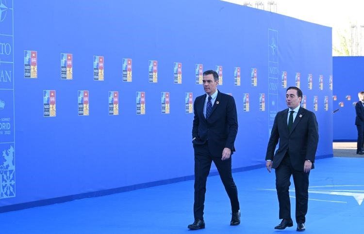 Pedro Sánchez y José Manuel Albares a su llegada a la Cumbre de la OTAN. / Foto: Pool Moncloa / Borja Puig de la Bellacasa