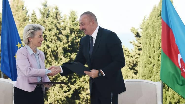 Ursula von der Leyen e Ilham Alíyev, tras la firma del MOU, ayer en Bakú.