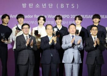 Los miembros de BTS y del Comité de estrategia de la Expo de Busan./ Foto: TWITTER/ @GIRLWITHLUV24_