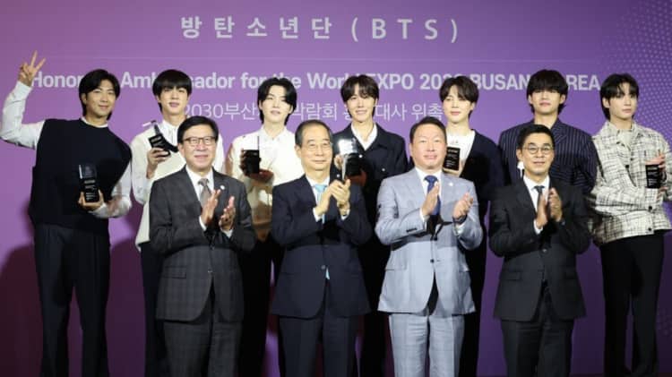 Los miembros de BTS y del Comité de estrategia de la Expo de Busan./ Foto: TWITTER/ @GIRLWITHLUV24_