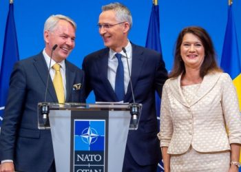 Haavisto, Stoltenberg and Linde appear before the press in Brussels. / Photo: NATO