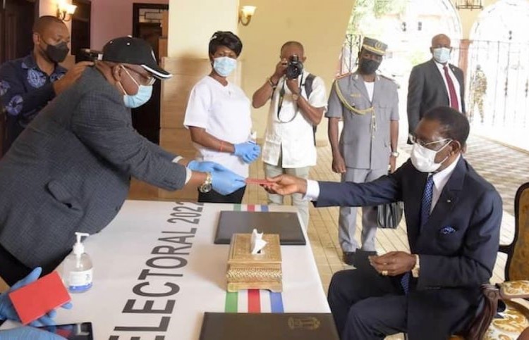 Obiang durante su inscripción en el censo electoral. / Foto: Oficina de Información y Prensa de Guinea Ecuatorial