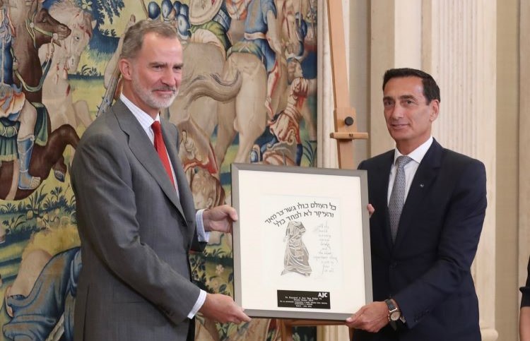 El Rey recibe el Premio Gesher de manos de Matthew Bronfman. / Foto: Casa Real