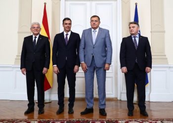 Pedro Sánchez with the presidents of the collegiate presidency of Bosnia and Herzegovina. / Photo: Pool Moncloa/Jorge Villar