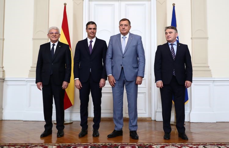Pedro Sánchez con los presidentes de la presidencia colegiada de Bosnia y Herzegovina. / Foto: Pool Moncloa/Jorge Villar