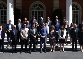 Family photo of Sánchez's meeting with the AJC. / Photo: Moncloa