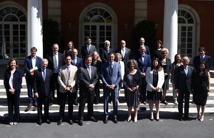 Family photo of Sánchez's meeting with the AJC. / Photo: Moncloa