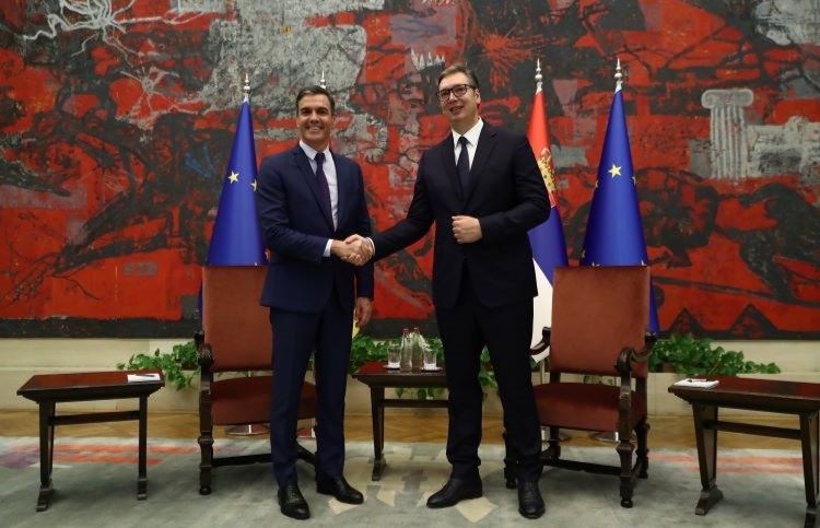 Pedro Sánchez con el presidente de Serbia. / Foto: Pool Moncloa/Fernando Calvo