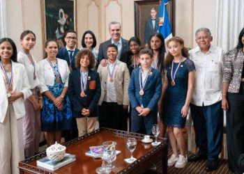 Los estudiantes galardonados en 2022 con el presidente Abinader, su esposa y el embajador en España, Juan Bolívar./ Fotos: Embajada de la República Dominicana