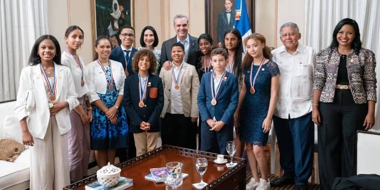 Los estudiantes galardonados con el presidente Abinader, su esposa y el embajador en España, Juan Bolívar./ Fotos: Embajada de la República Dominicana