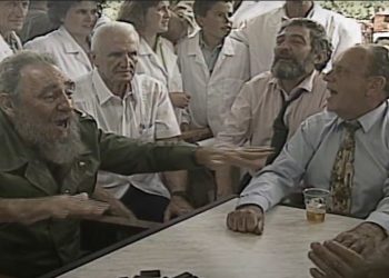 Fidel Castro y Manuel Fraga se disponen a jugar al dominó.