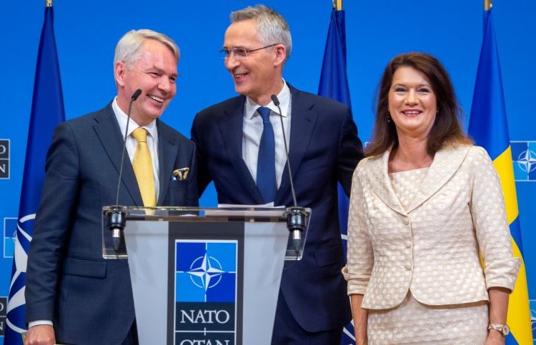 El secretario general de la OTAN, Jens Stoltenberg, con los ministros de Exteriores finlandés, Pekka Haavisto, y sueca, Ann Linde. / Foto: OTAN