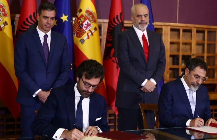 Sánchez and Rama attend the signing of the agreement between the Ministries of the Interior. / Photo: Pool Moncloa/Fernando Calvo