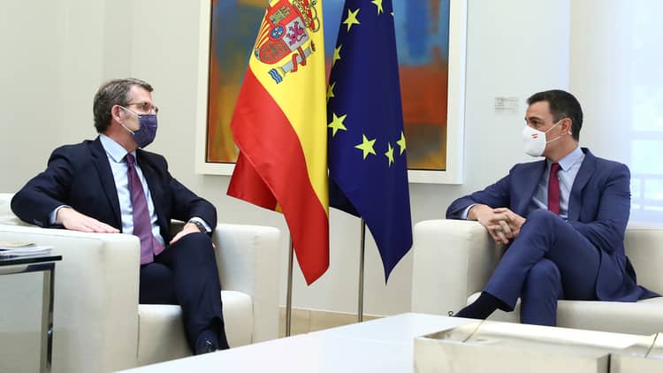 Feijoó and Sánchez, during their meeting at Moncloa last April./ Photo: Pool Moncloa/Fernando Calvo