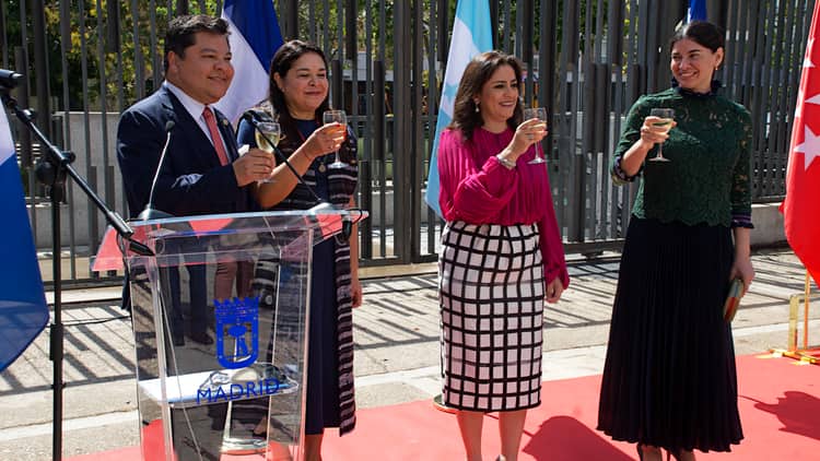 Los jefes de Misión de los cuatro países centroamericanos brindan por su Día Nacional./ Fotos: AR