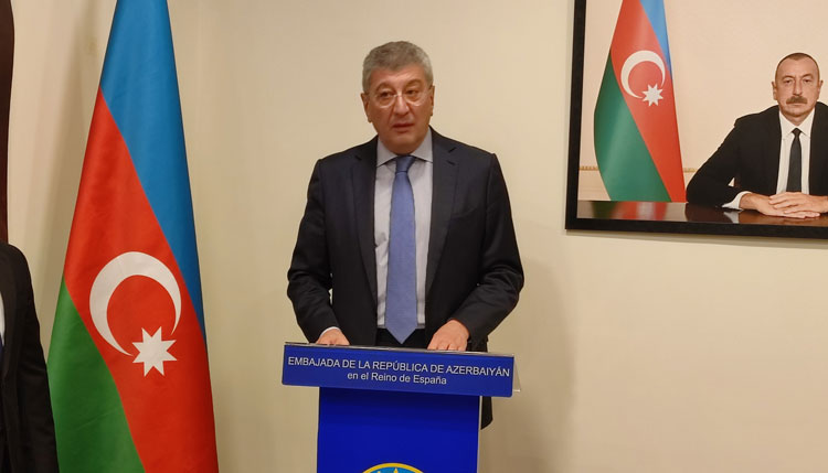 El embajador azerbaiyano, Ramiz Hasanov, durante su discurso. Foto: JDL.
