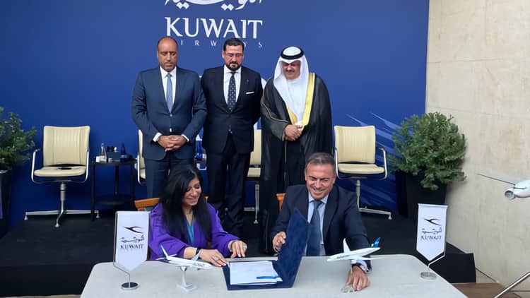 Shorouk Al-Awadhi and Imanol Pérez sign the agreement, in the presence of Maen Mahmoud Razouqi (first from left) and Ambassadors Miguel Moro and Khalifa Mohammed Al-Khorafi.