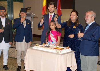 Ambassador Sarmila Parajuli Dhakal toasts with the director of Casa Asia in Madrid, Emilio de Miguel (right), the head of the Protocol Service, Eloy Rodríguez, and diplomats from the Nepalese Mission in Spain./ Photos: AR