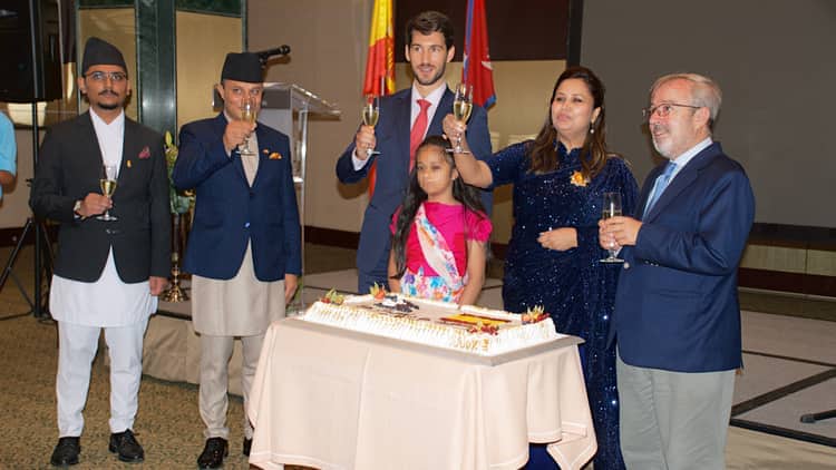 La embajadora Sarmila Parajuli Dhakal brinda junto al director de Casa Asia en Madrid, Emilio de Miguel (dcha.), el jefe de servicio de Protocolo, Eloy Rodríguez, y diplomáticos de la Misión nepalí en España./ Fotos: AR
