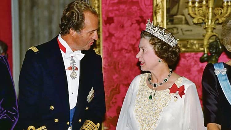 Juan Carlos I con Isabel II, durante la visita de la reina británica a España en 1988./ Foto: Archivo