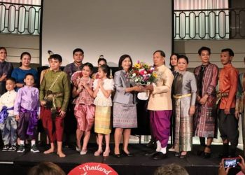 Ambassador Phantipha Ekarohit with embassy staff participating in the fashion show./ Photos: Courtesy of the Embassy of Thailand