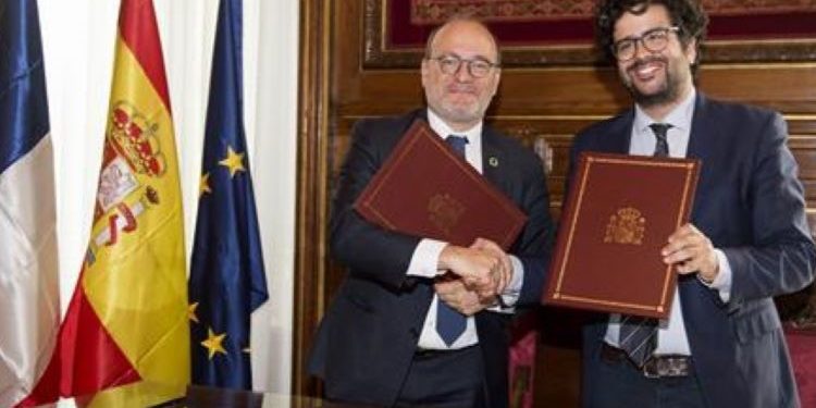 Antón Leis y Rémy Rioux tras la firma del Memorando de Entendimiento. / Foto: AECID