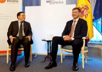 Albares con Dombrovskis durante el acto del Real Instituto Elcano. / Foto: @VDombrovskis