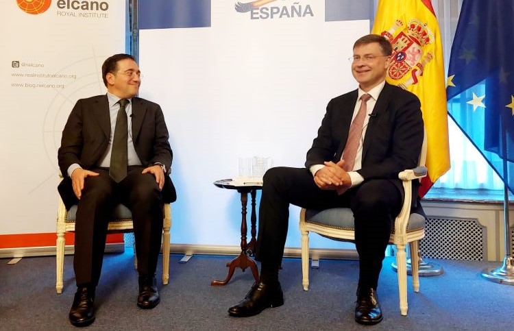 Albares con Dombrovskis durante el acto del Real Instituto Elcano. / Foto: @VDombrovskis
