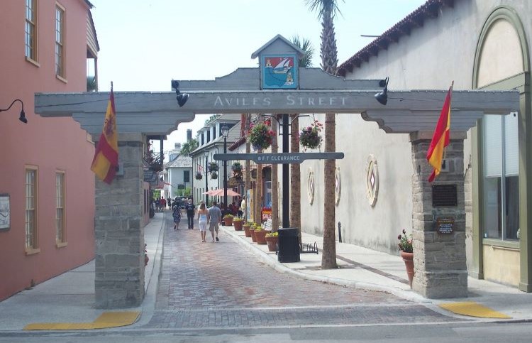 Avilés Street, en St. Augustine (Florida), supuestamente la “calle más antigua” de EEUU. / Foto: Ebyabe, CC BY-SA 3.0, commons.wikimedia