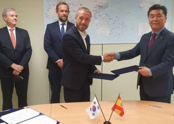 El director general de Turespaña, Miguel Sanz, y el vicepresidente de Korean Air, Yohan Park, firmaron el acuerdo.