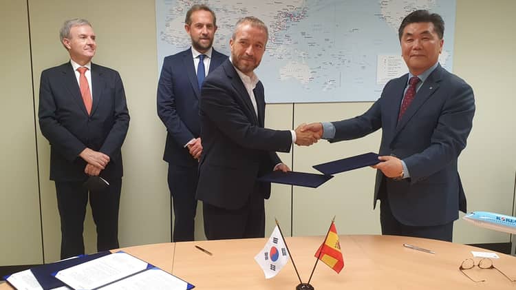 El director general de Turespaña, Miguel Sanz, y el vicepresidente de Korean Air, Yohan Park, firmaron el acuerdo.