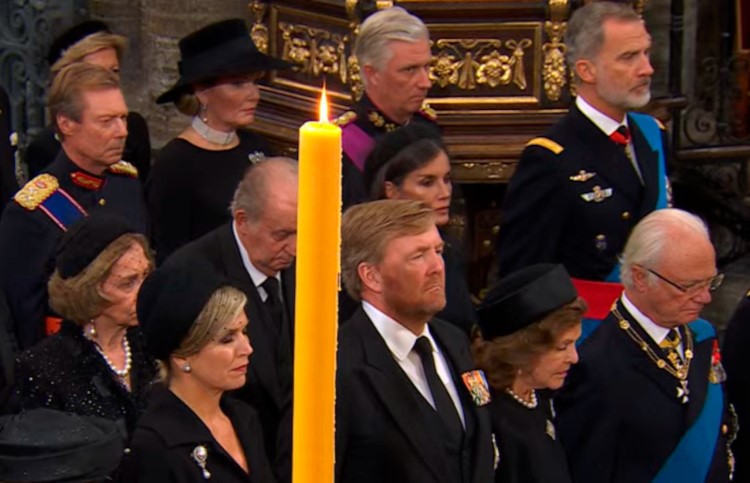 Los Reyes, el rey emérito y la reina Sofía durante el funeral de Estado en la Abadía de Westminster. / Foto: Casa Real/RTVE