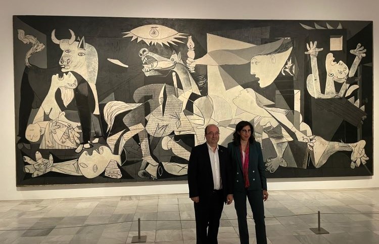 Iceta with his French counterpart in front of the 'Guernica'. / Photo: Cultura