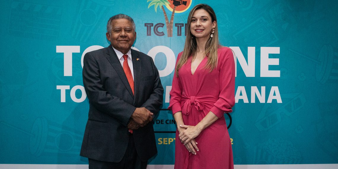El embajador Juan Bolívar Díaz y Marianna Vargas Gurilieva, directora de la DGCINE, en la inauguración de la XI muestra TCTD 2022. /Foto: Embajada de la República Dominicana.