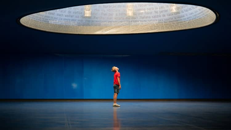 A boy in front of the monument in memory of the victims of 11-M. / Photo: Madrid City Council